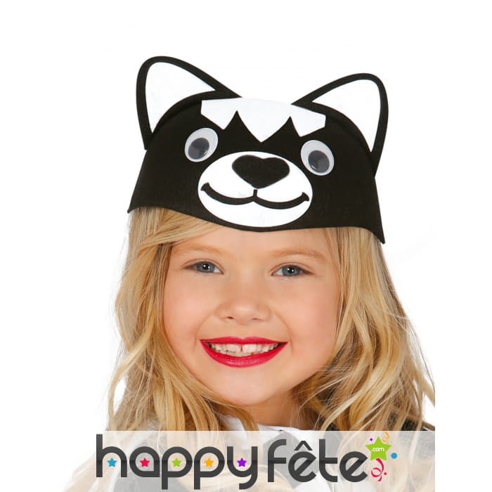 Chapeau d'un petit chat noir et blanc enfant