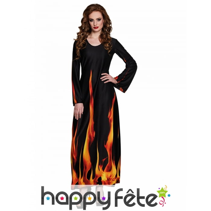 Robe longue noire et dégradé de feu