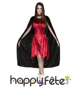 Elegante tenue de vampire rouge avec cape noire