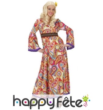 Longue robe fluide et colorée de hippie