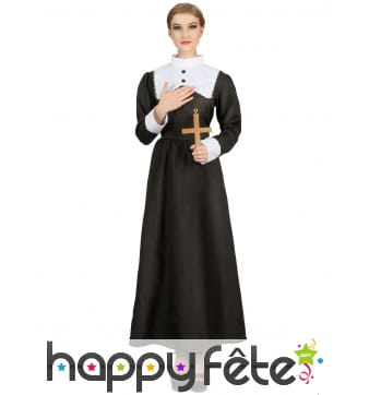 Longue robe noire de religieuse