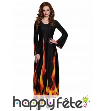 Robe longue noire et dégradé de feu