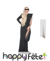 Silhouette de Lady Gaga en robe noire